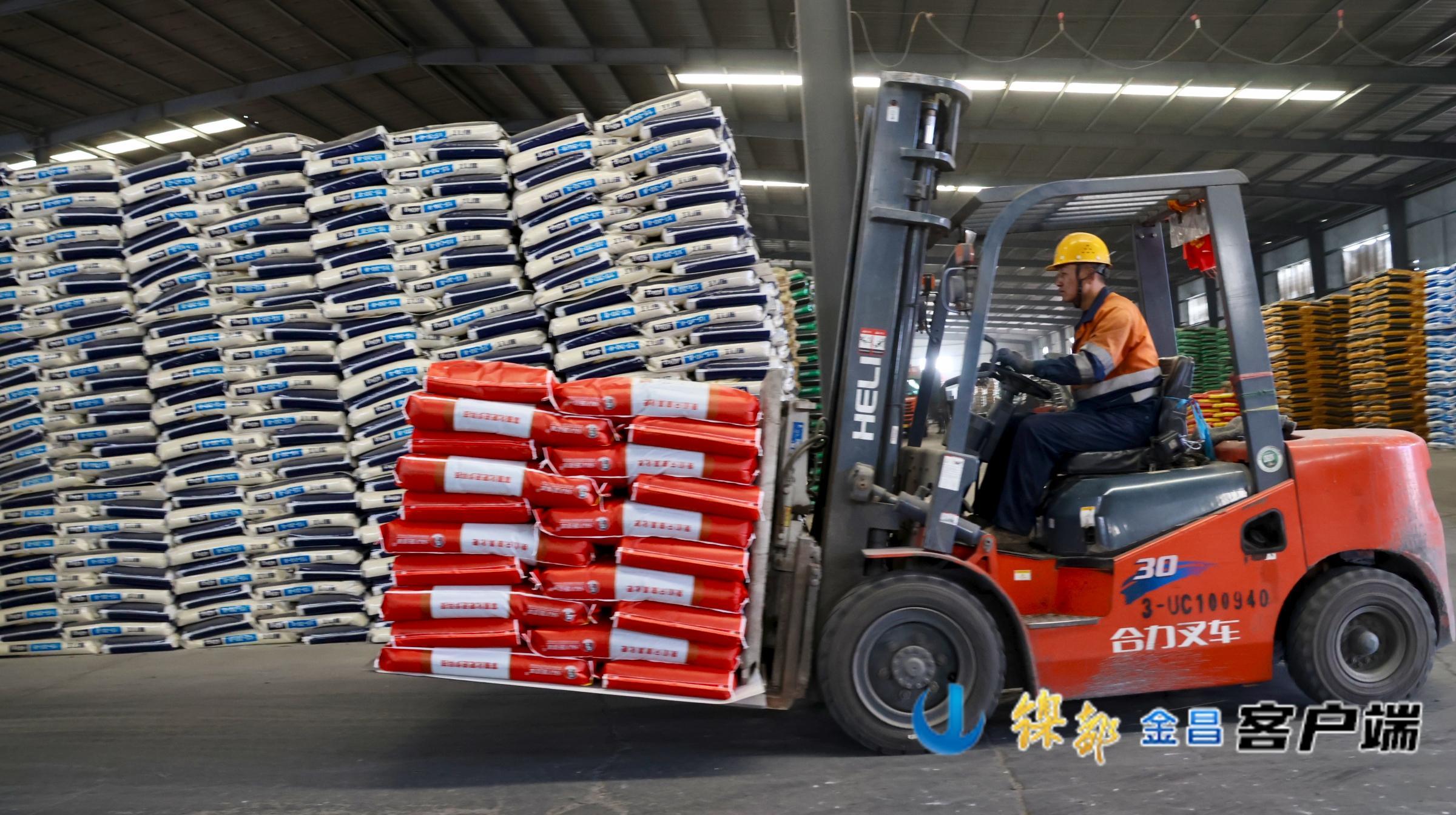 △工人正在搬运成品肥料