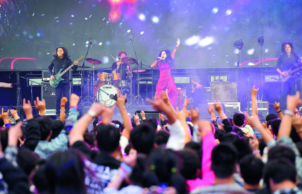 在石家庄工业遗址公园举行的摇滚音乐节上,国内众多知名乐队正在激情演唱。