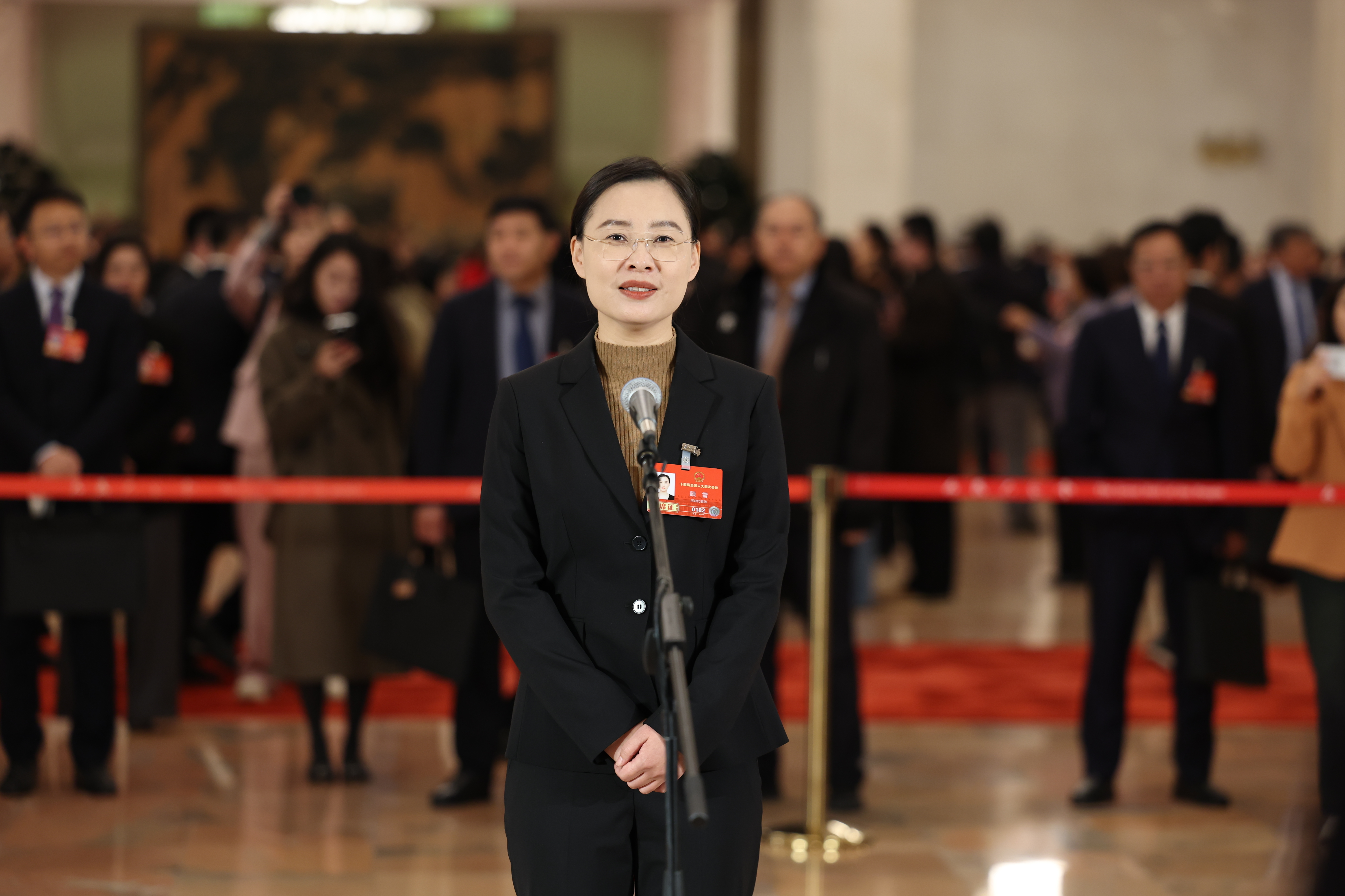 3月9日上午，十四届全国人大四次会议第二场“代表通道”在人民大会堂开启。全国人大代表、衡水市医疗保障局局长顾雪走上“代表通道”，回答记者提问。河北日报记者 赵海江 霍艳恩摄