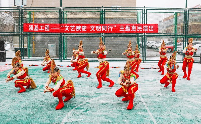 3月4日，张家口市文艺志愿者在表演节目。