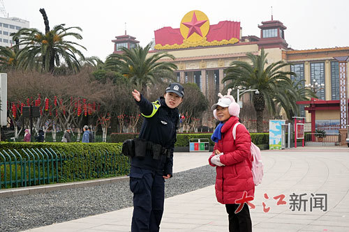 钟黎敏为群众指路。