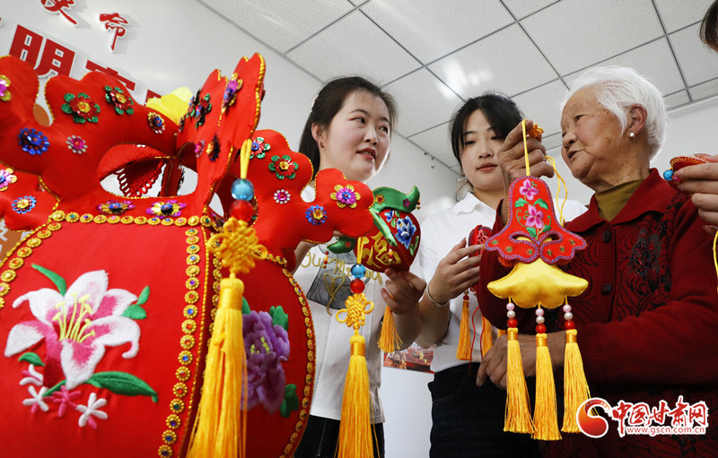 非遗传承人现场教授非遗技艺