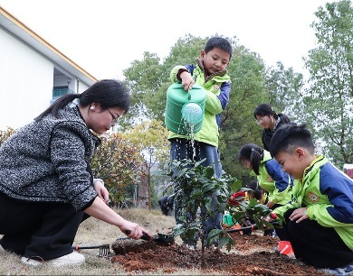 江西余干：大手牵小手 植树添新绿