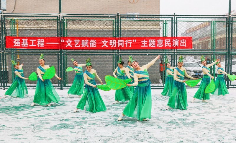 3月4日，张家口市文艺志愿者在表演节目。