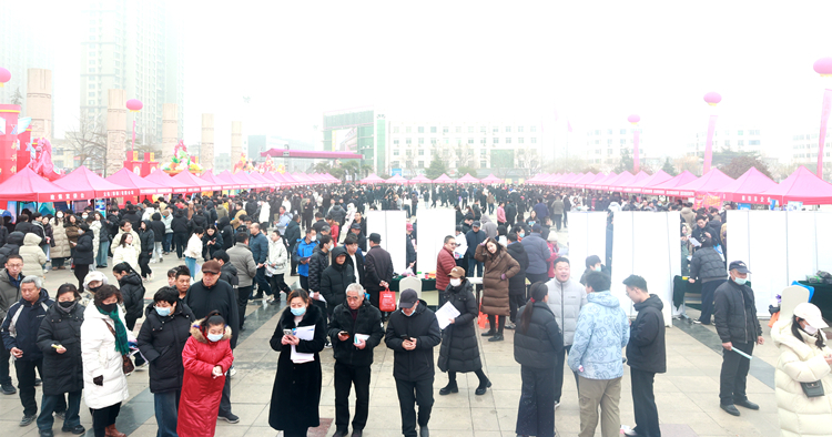 廊坊市人社局组织52家企业到邯郸市开展现场招聘。图为招聘会现场。