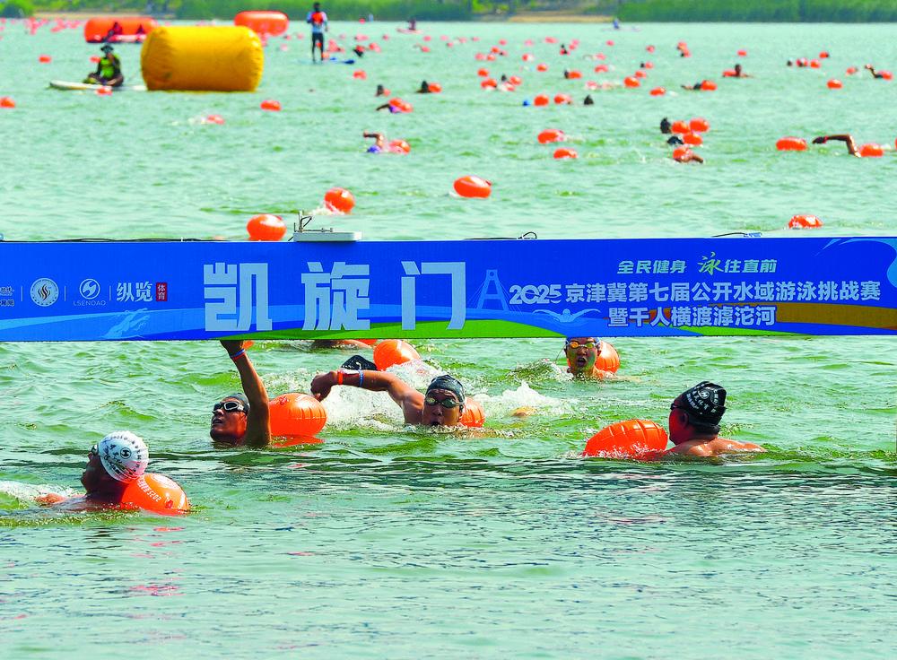 京津冀第七届公开水域游泳挑战赛暨千人横渡滹沱河活动在滹沱河叶子广场举行。来自北京、天津及河北等地的游泳爱好者,在这里劈波斩浪横渡美丽的滹沱河。