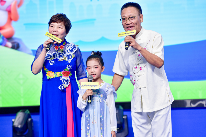 选手陈艺舒与崖州民歌非遗传承人麦宜斌、陈喜姑祖孙同台演唱