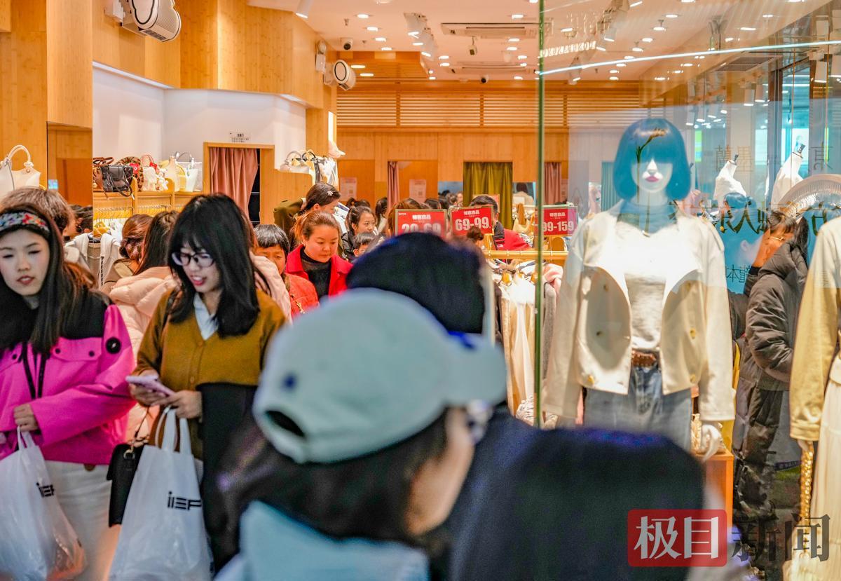 光谷步行街上，国际妇女节氛围浓厚