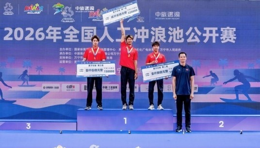 海南体育职业技术学院水上运动中心主任林桥汶为选手颁奖