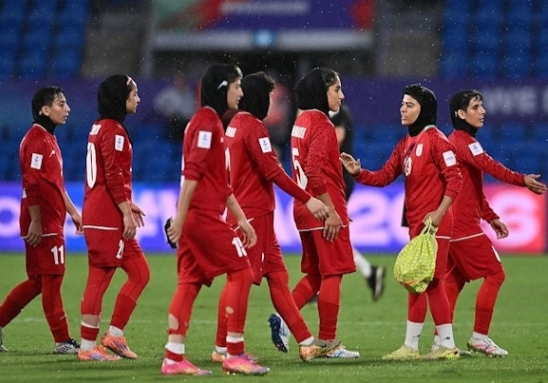 1名伊朗女足成员改变主意,决定回国