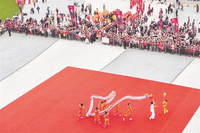 3月2日,南昌市第三届龙狮邀请赛暨江西省第十七届运动会(社会部)舞龙舞狮预赛在湾里管理局岭秀湖广场火热上演,为市民和游客献上了一场精彩纷呈的文化盛宴。江西日报全媒体记者 洪子波摄