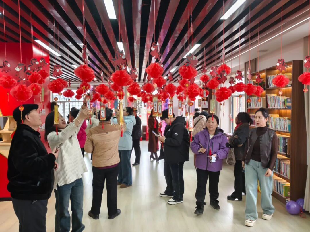 社区群众在猜灯谜