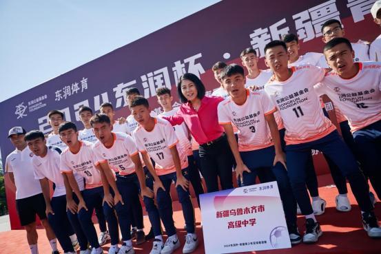 2024年7月，孔东梅理事长与新疆乌鲁木齐市高级中学足球队队员合影（资料图）