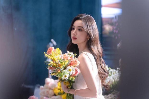 娜扎手捧色彩鲜艳的鲜花，很有春天的气息！