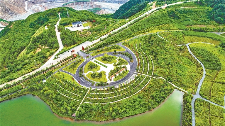 2025年8月6日,位于上饶市的德兴铜矿生态修复创新示范园林木葱郁、绿意盎然。2025年,德兴铜矿成功入选全国第二批矿区生态修复典型案例。通讯员 张伟峰摄