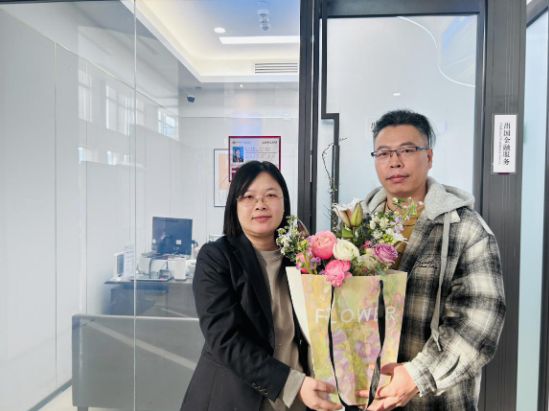 鲜花致谢暖厅堂 跨境汇款解急难——中行沧州分行营业部高效服务获客户点赞