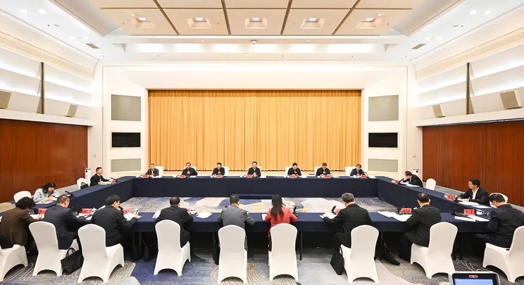 3月8日,十四届全国人大四次会议重庆代表团举行会议,分组审议生态环境法典草案、民族团结进步促进法草案、国家发展规划法草案。记者 苏思 摄/视觉重庆