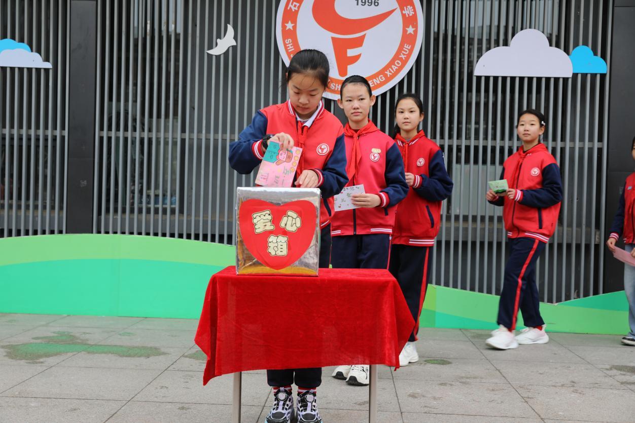 ����������ͬѧ�ǽ������ƿ�Ͷ�밮���䡣�������㡣