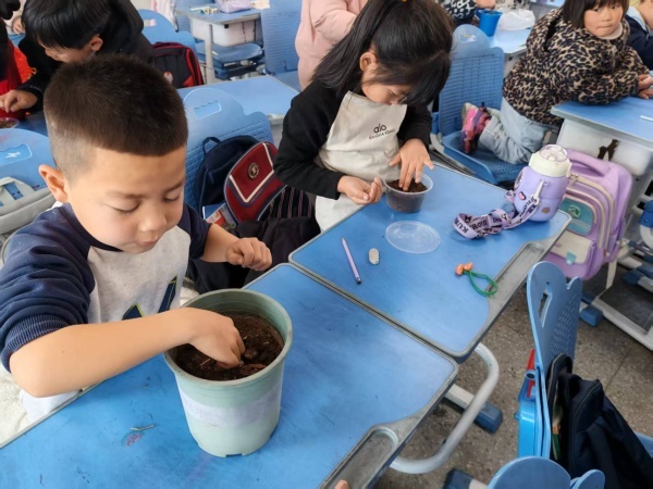 来安县施官镇九年一贯制学校开展植树节系列活动