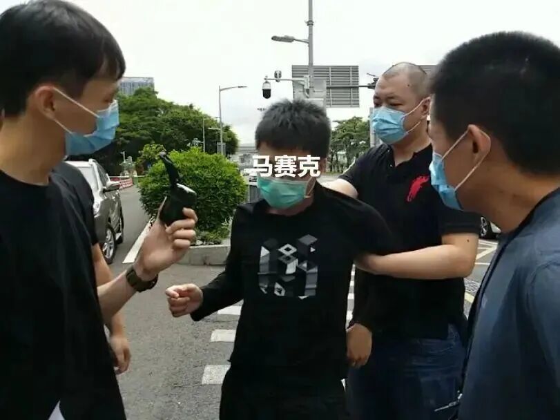 “深圳地铁站内有便衣警察?”