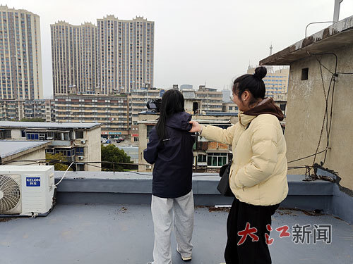 记者在楼顶拍摄改造后的小区。