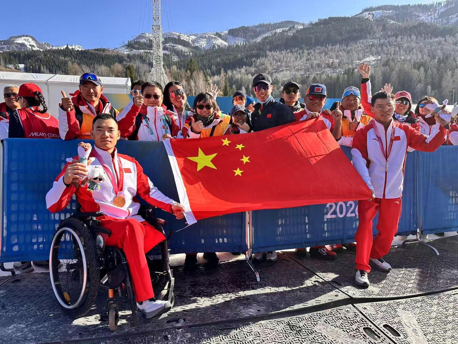 刘子旭(前排左)与国家队的伙伴们一同庆祝。