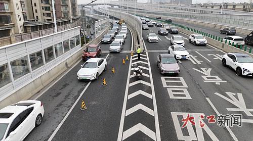 解放西路上洪都高架匝道上，车辆有序地快速通行