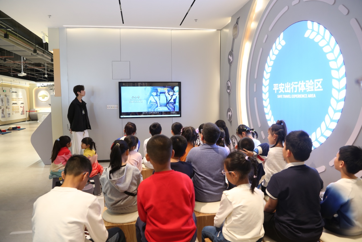 守护青春，赋能未来：北京银行深圳分行“特邀教官”走进“少警大讲堂”，送上“金融安全第一课”