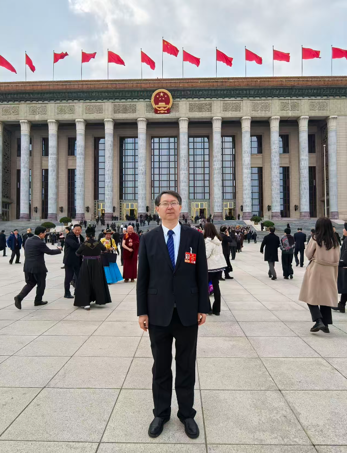 全国政协委员、九三学社江西省委会副主委、萍乡学院副院长吴代赦