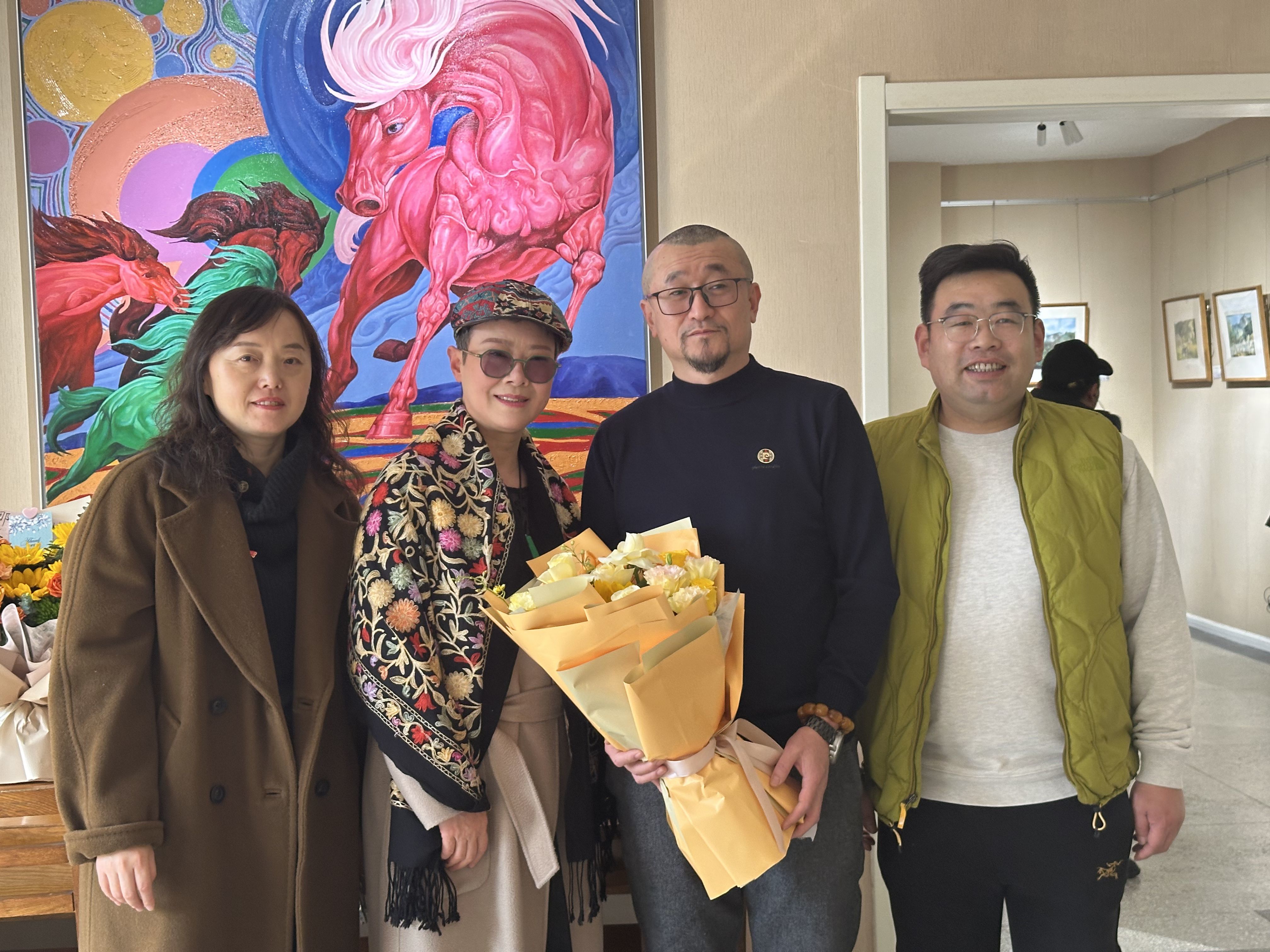 姜广宇艺术个展亮相青岛大学 以奔腾与凝望诠释艺术的力与美