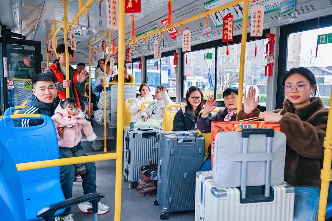 河南高校出彩开学季，郑州城市职业学院报到日仪式感拉满