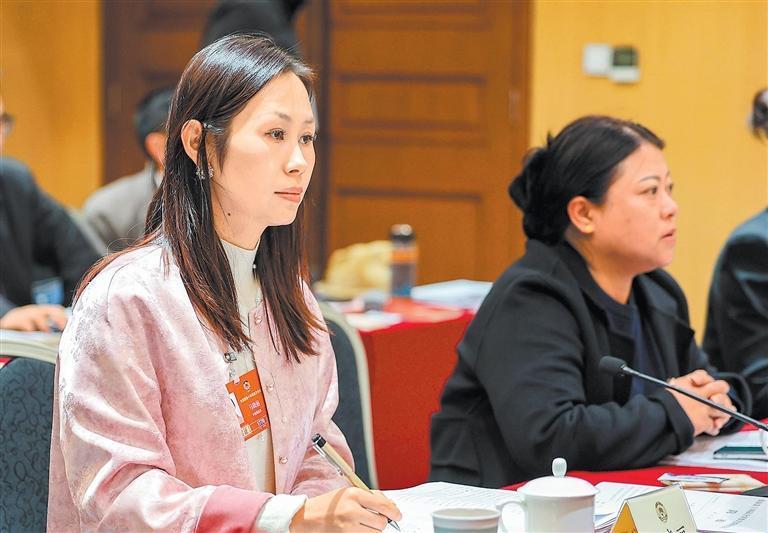 3月7日，住甘全国政协委员分别在各自界别参加小组会议。新甘肃&middot;甘肃日报记者　冯乐凯