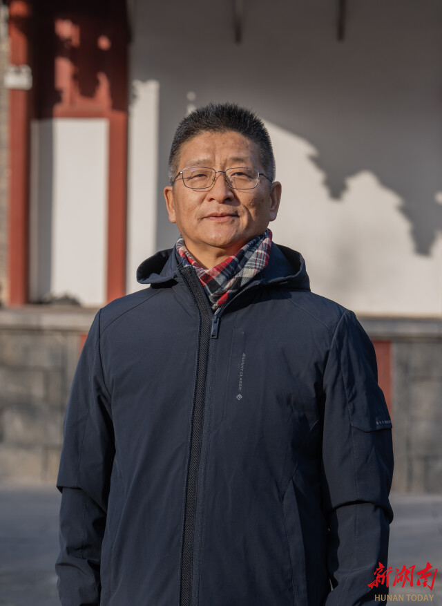 楹联中国行(61)丨一副戏台联,两个舶来词,百廿奋斗史