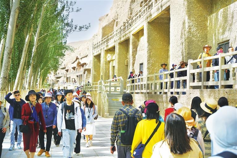 敦煌莫高窟游人如织　董文龙