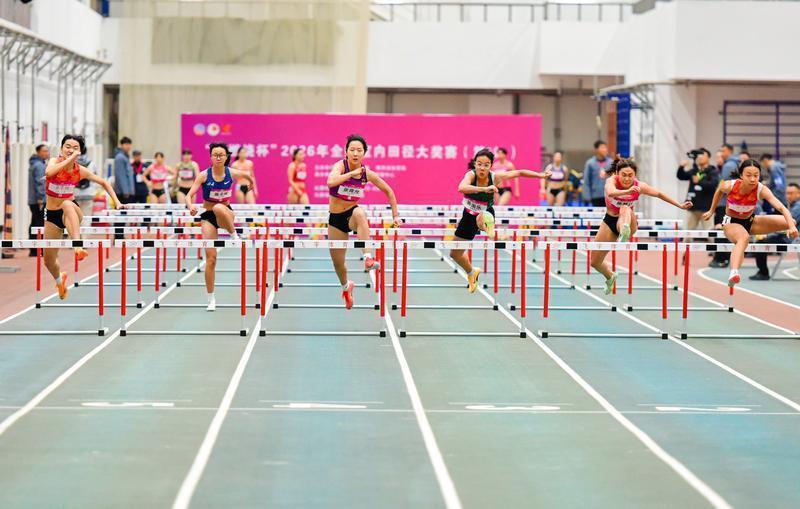 更值得关注的是，两位西安本土小将亮相女子60米栏预赛，13岁的张洛语跑出了8秒59的佳绩；17岁的梁莘嫆也跑出了8秒84。她们的主管教练魏善军表示：“小队员第一次亮相成年组的赛场，面对全国顶尖的选手，能发挥出这样的水平已经非常不错，既积累了大赛经验，也看到了自身不足和提升空间。她们年纪小、天赋好，后续我们会针对性打磨技术、提升能力，希望她们能在田径之路上稳步前行。”