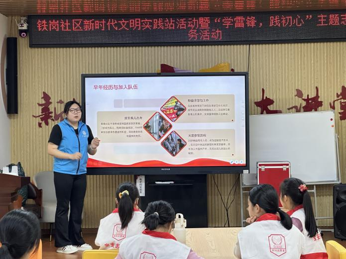回顾雷锋生平事迹和雷锋精神