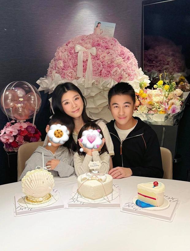 搜狐娱乐讯 9日，奚梦瑶在社交平台上晒全家福庆生，并配文称：“一起许个生日愿望吧。”照片中，老公何猷君和一双儿女一起为她庆祝生日，氛围温馨有爱！