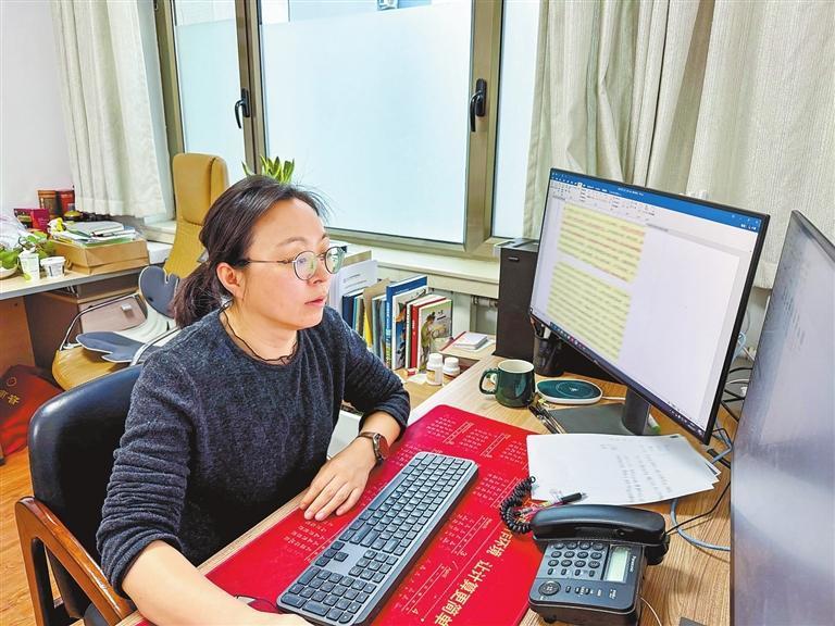 工作中的孟宪红 新甘肃·甘肃日报记者 牛巧丽