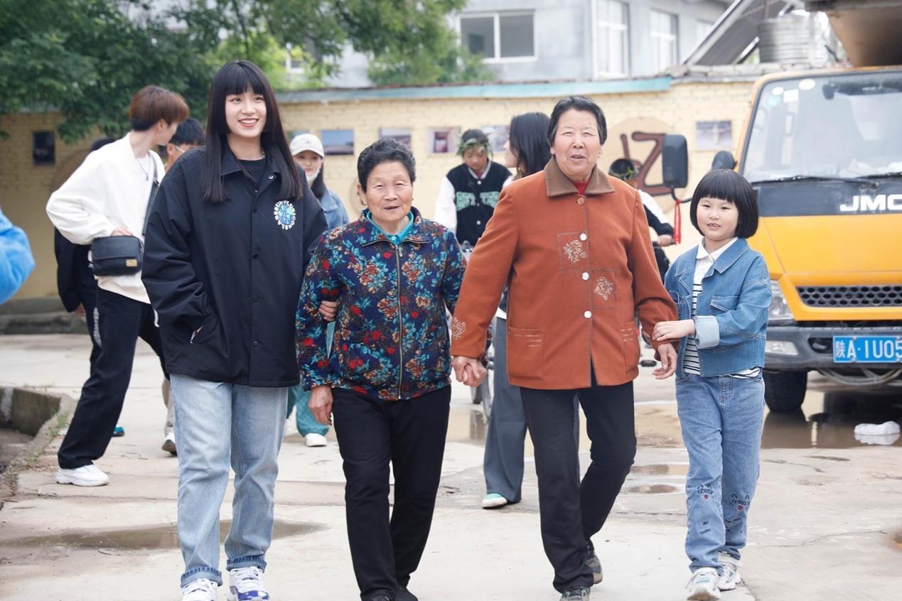 学生和村民在一起乡村共建