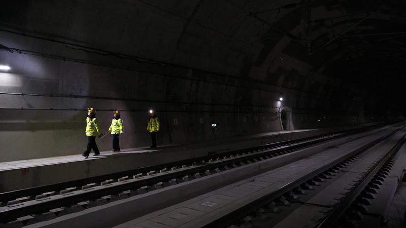 隧道内进行巡视。通讯员 王治超 摄