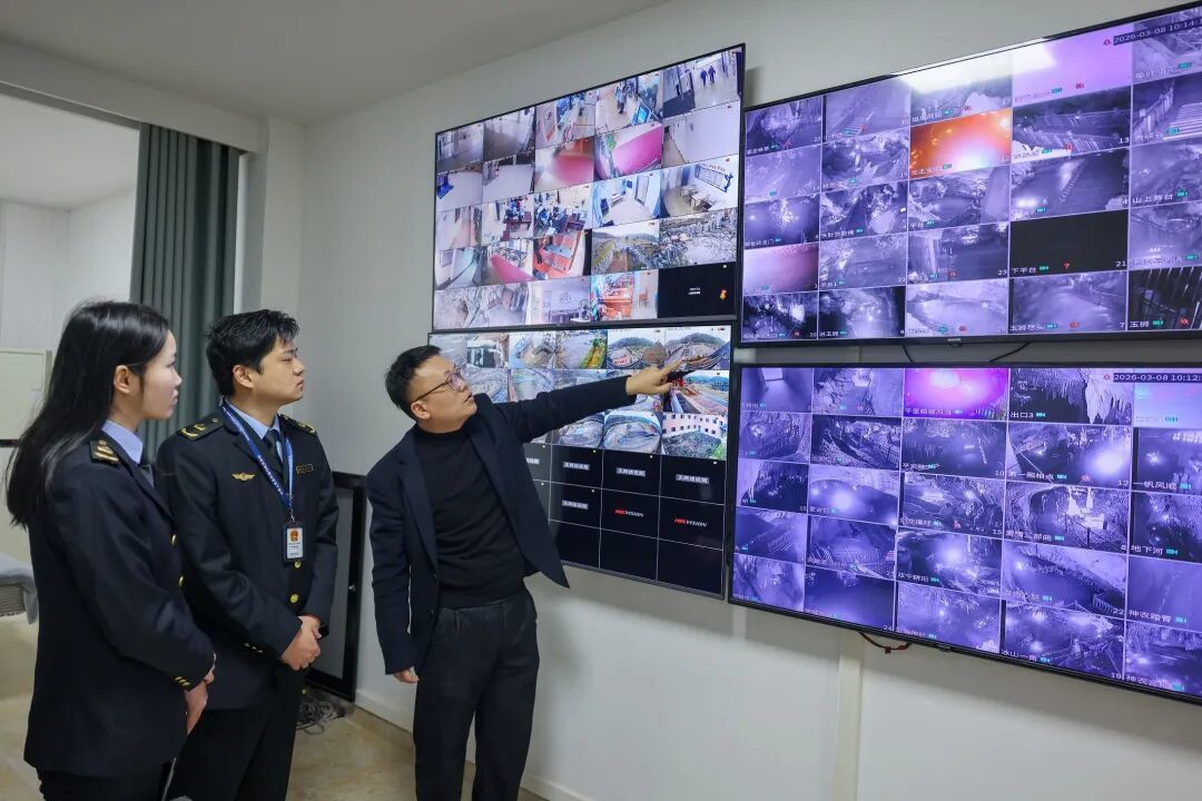 文化市场综合执法工作人员通过大屏幕巡查景区等重点场所的实时监控画面。