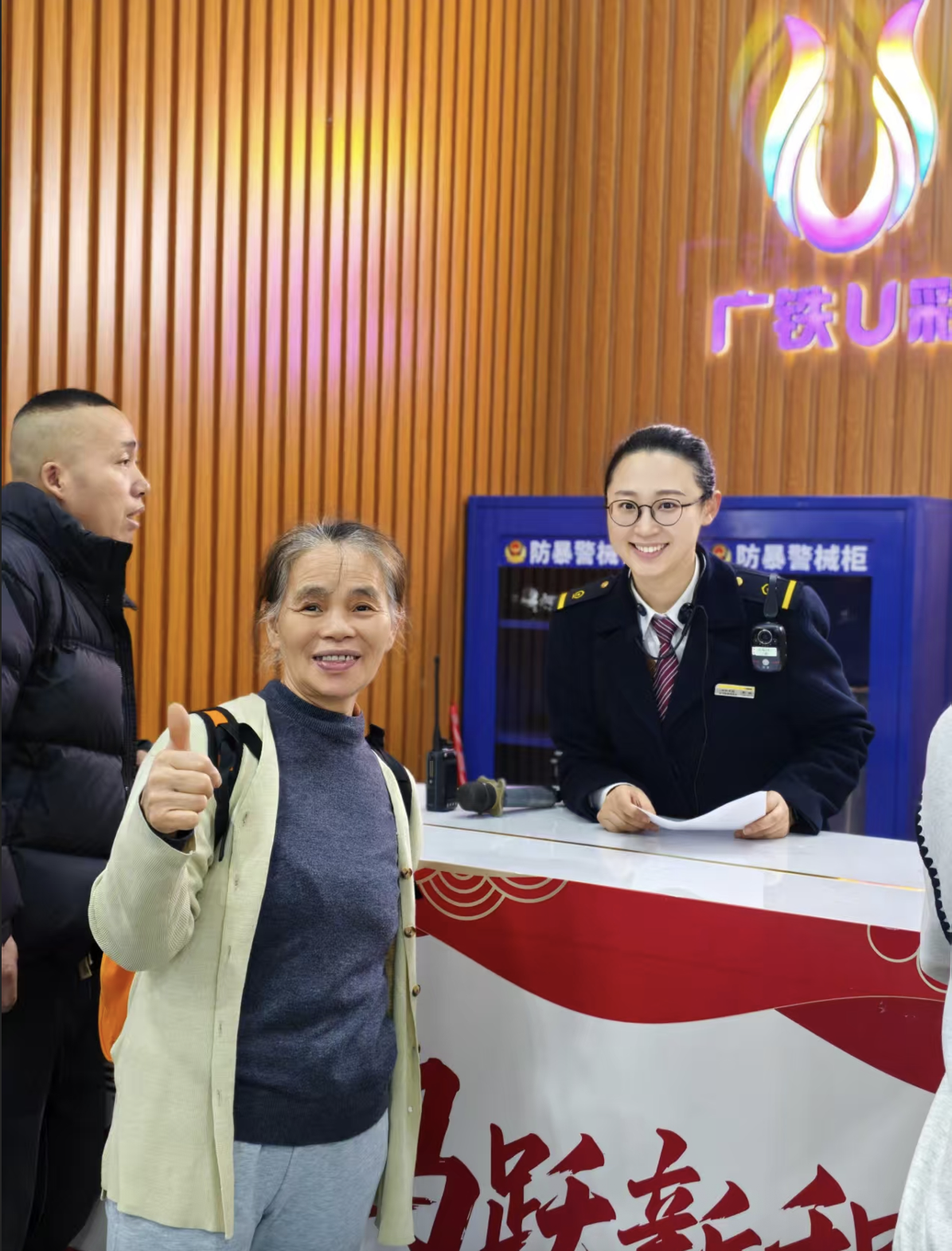 旅客三次竖起大拇指