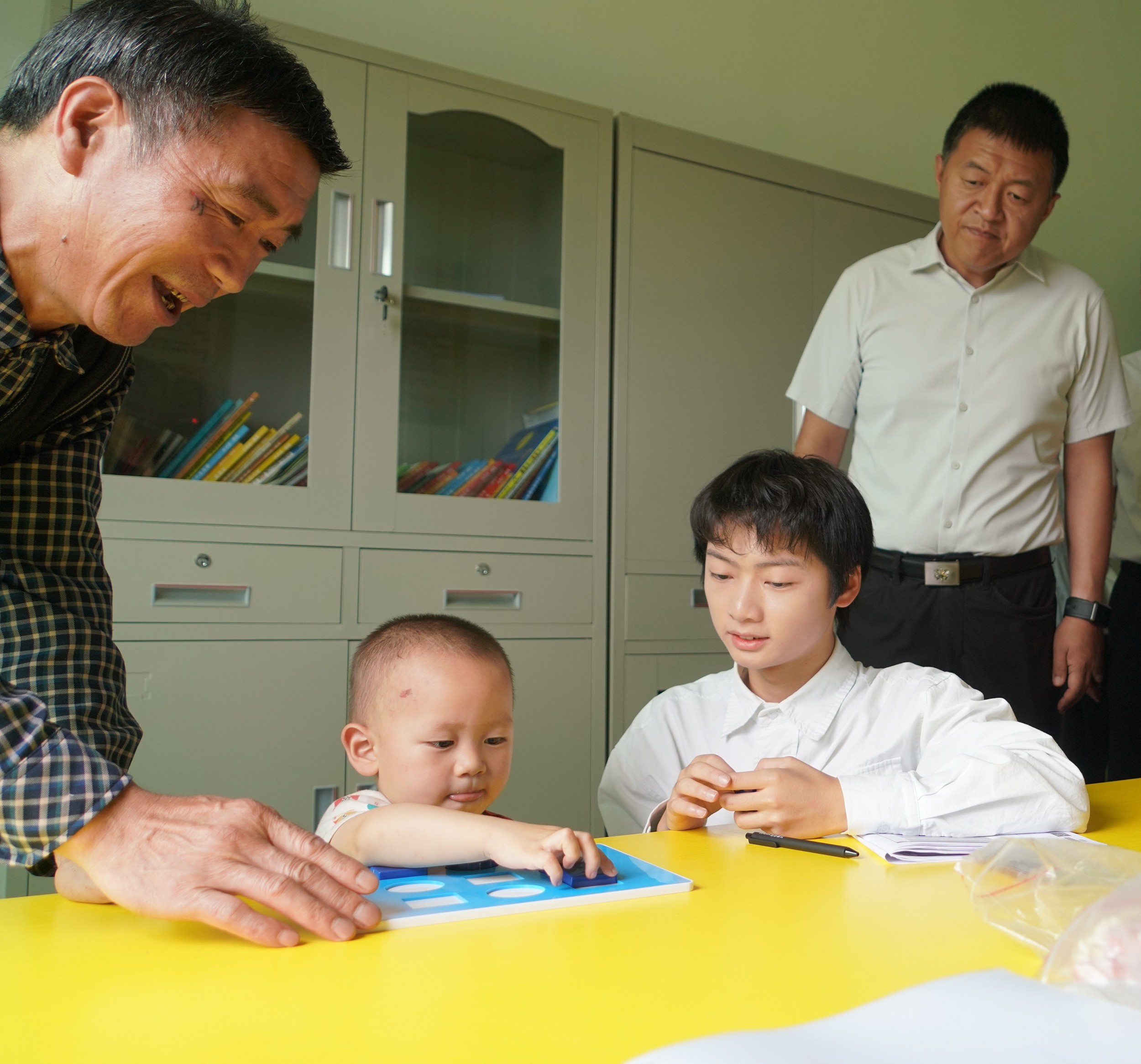 图3_“慧育中国”计划通过定期家访,支援照顾者与幼儿的互动,促进幼儿早期发展.jpg