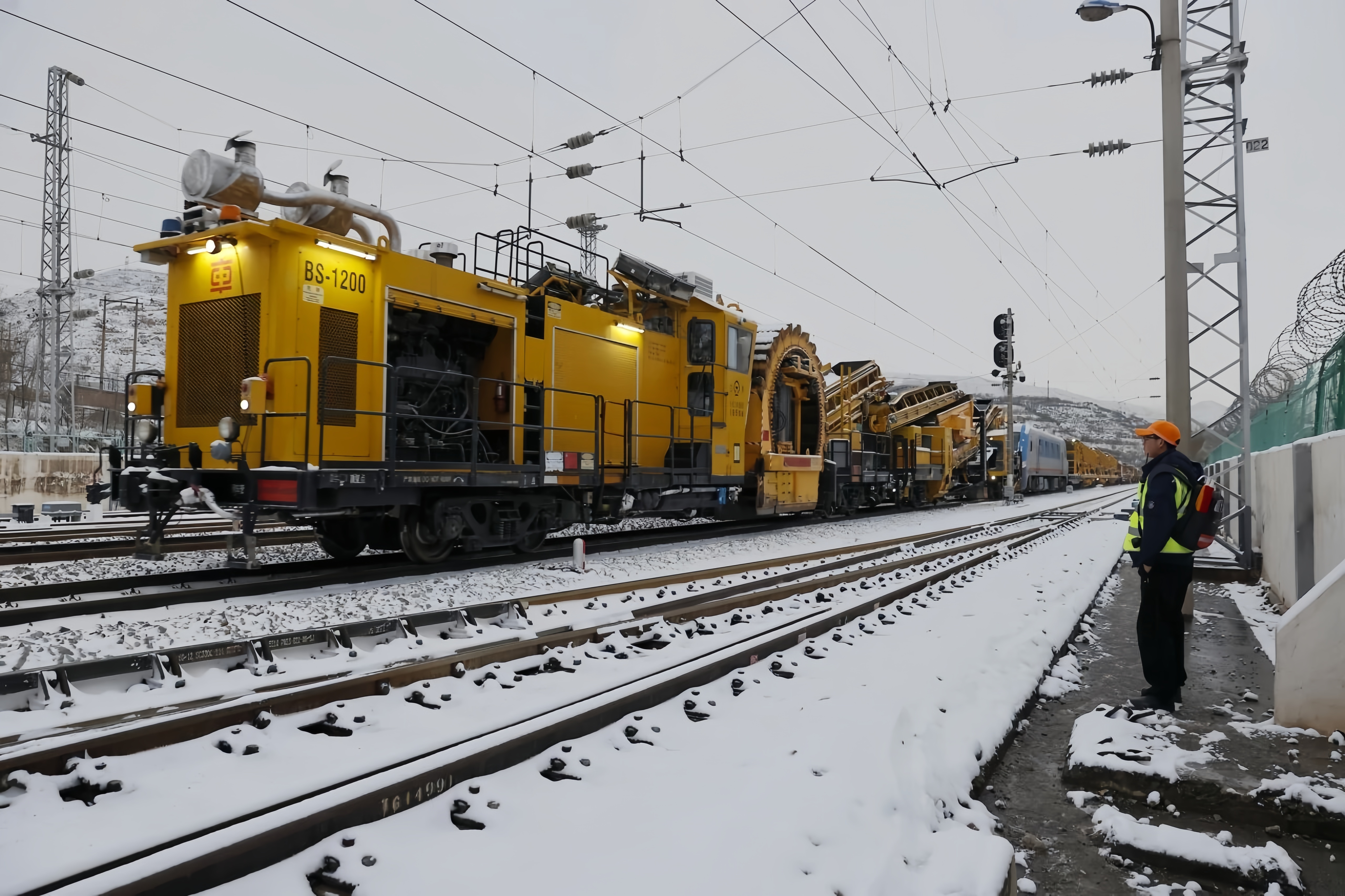 陇海铁路集中修现场(兰州局供图)