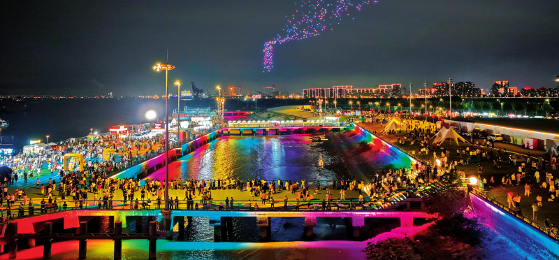 南通队在“苏超”联赛上的优异表现引发全城足球热,由码头堆场改造而成的南通长江体育公园成为网红打卡点(2025年10月3日摄) 新华社发(许丛军摄)