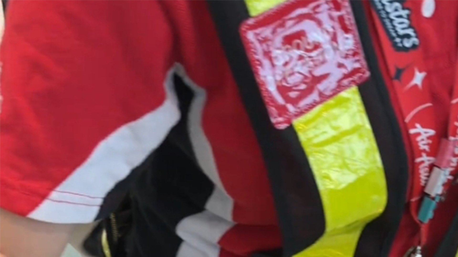 “他说他忘了他是中国人”网友曝光亚航一香港地勤歧视内地乘客，对说普通话的中国人非常粗鲁，航司回应：代理方已将其解雇