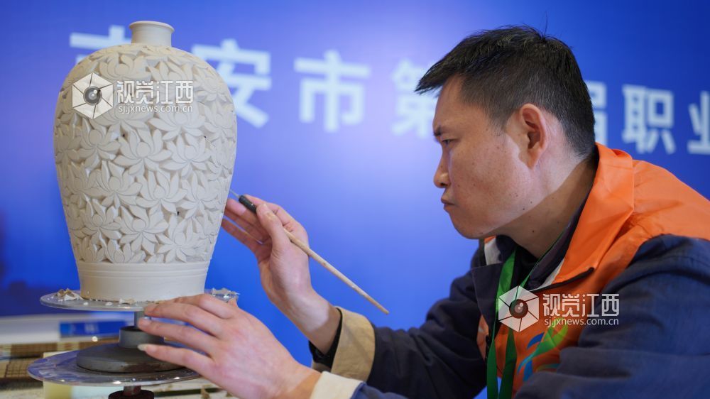 图为陶瓷设计项目比赛现场。