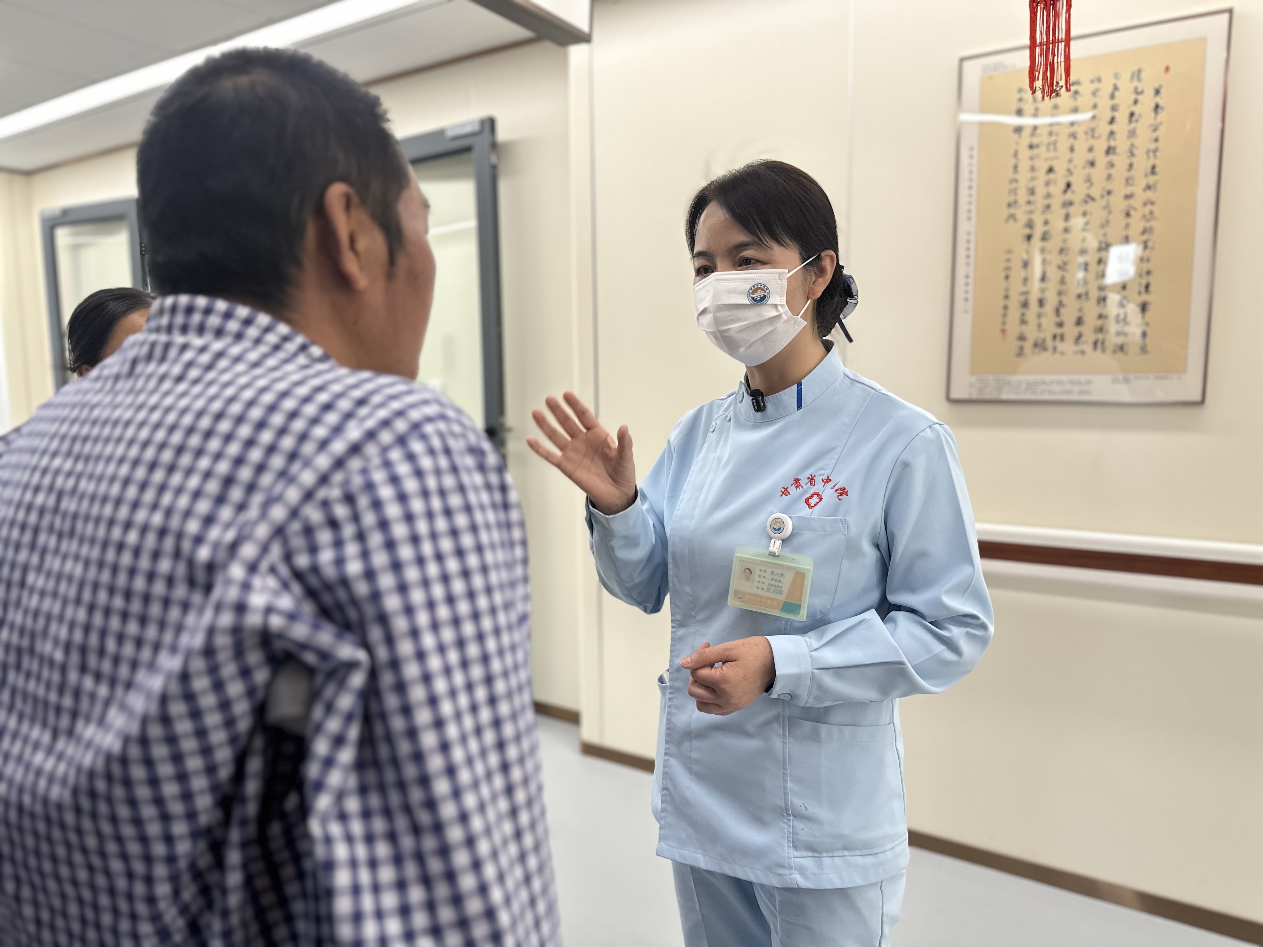 给病人讲解治疗注意事项