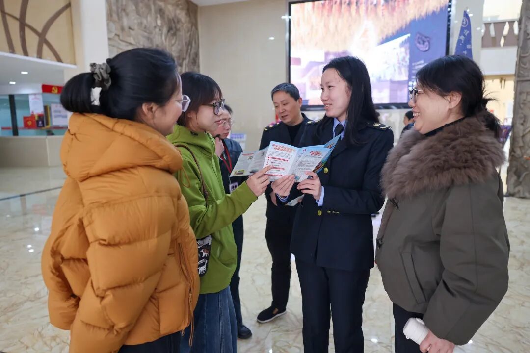 执法人员走进景区，向游客普及法律知识的同时，主动征询并了解景区管理中存在的问题。