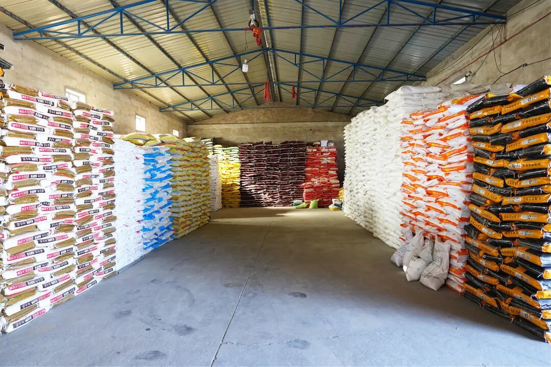 △双湾镇古城村惠农服务分站已购进储备好的各类春耕物资